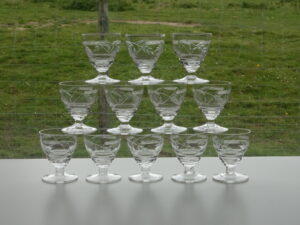 Série de 12 verres à liqueur cristal Art déco
